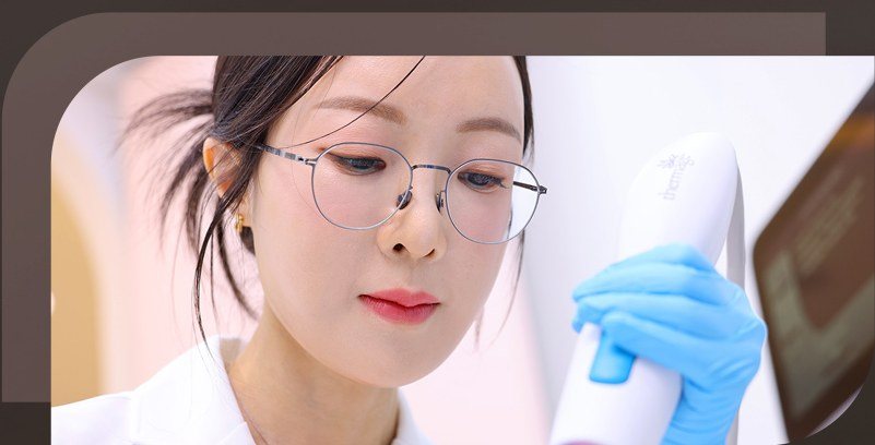 시술 장비를 들고 집중하고 있는 의사