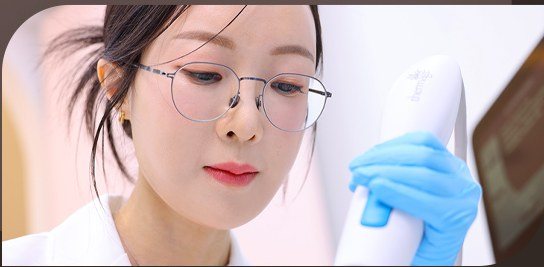 의료 장비를 들고 집중하고 있는 의사