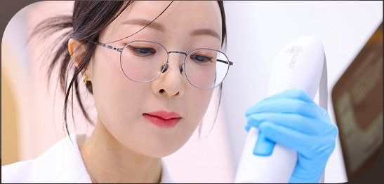 의료진이 장비를 들고 집중하여 시술하고 있는 모습