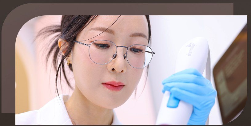 의료진이 정밀 레이저 시술을 진행하는 모습