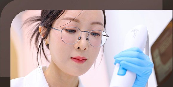 의료진이 시술 장비를 들고 집중하고 있는 모습