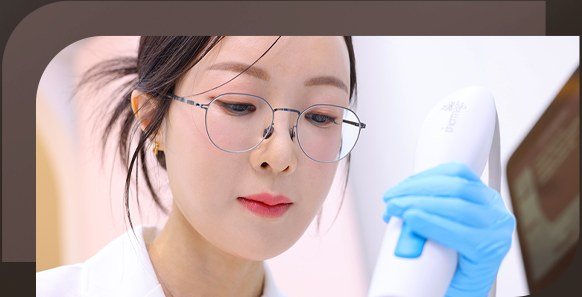 안경을 쓰고 시술 장비를 든 의료진의 모습