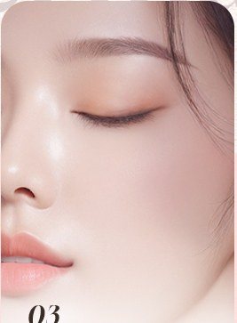 눈을 감고 있는 여성 얼굴