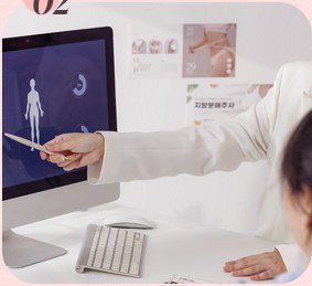 모니터 화면을 가리키며 상담하는 의료진과 환자