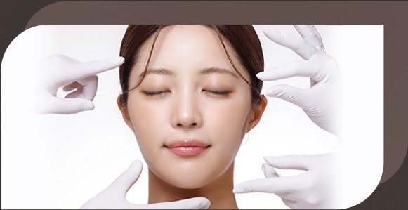 얼굴 시술 검진을 받는 여성 모델