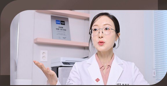 상담 중인 여성 의사의 모습