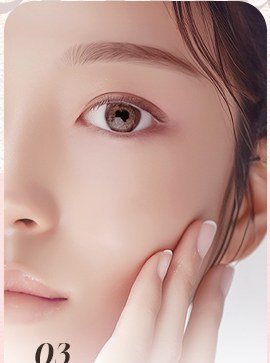 볼과 턱을 손으로 만지는 여성 얼굴