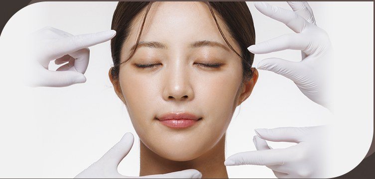 얼굴 디자인 및 시술 전 진찰을 받는 여성