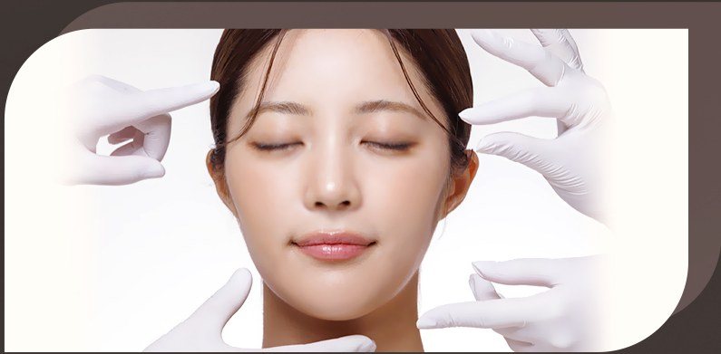 얼굴 라인을 디자인/체크받는 여성