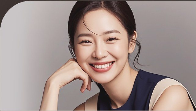 밝게 미소 짓는 여성