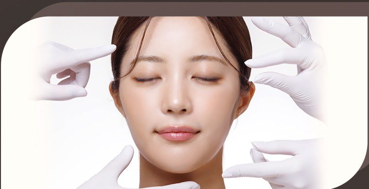 얼굴 라인 디자인 및 진찰을 받는 여성 모델
