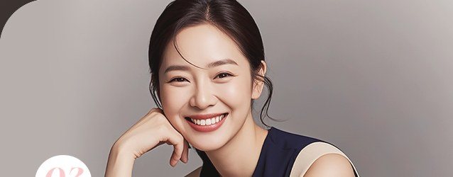 환하게 웃고 있는 여성 모델