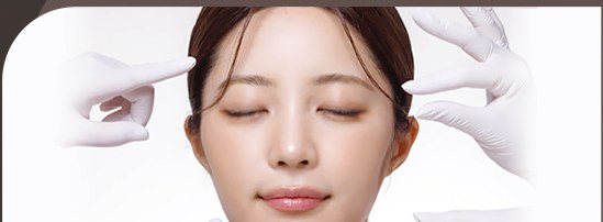 의사의 장갑 낀 손으로 얼굴을 진찰받는 여성