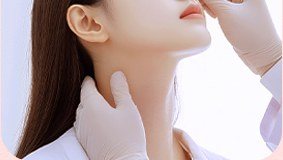 피부 진단을 받는 여성의 옆모습