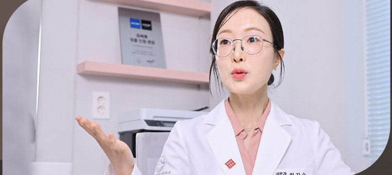 의사가 진료실에서 설명하는 모습