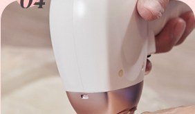 레이저 장비로 피부 시술 중인 모습 (04)