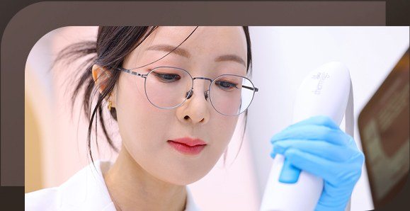 안경을 쓰고 시술 장비를 들고 집중하고 있는 의료진 여성