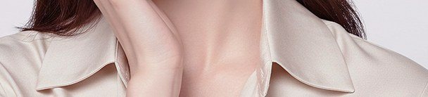 셔츠를 입고 턱을 손으로 받치고 있는 여성의 상반신 일부