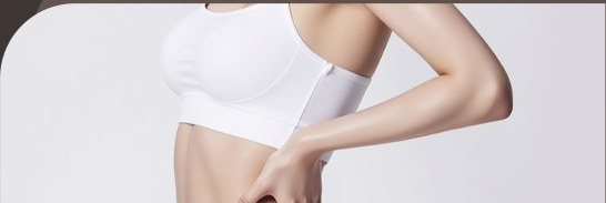 흰색 탑을 입고 손을 허리에 얹은 여성의 상반신 바디라인