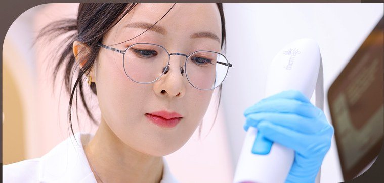 피부 시술 중인 의사