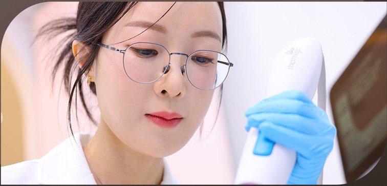 정밀 시술을 진행하는 의사의 모습