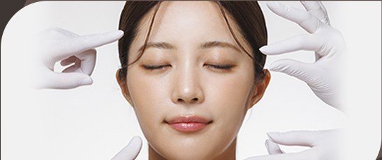 얼굴 시술 검진을 받는 여성