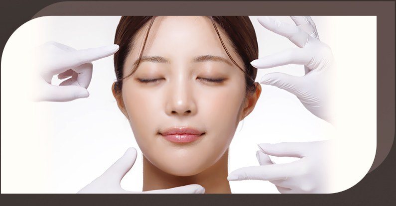 얼굴 디자인 및 진찰을 받는 여성