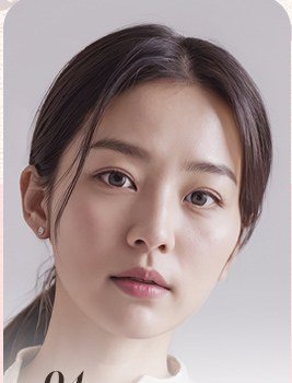 정면을 응시하는 여성의 얼굴