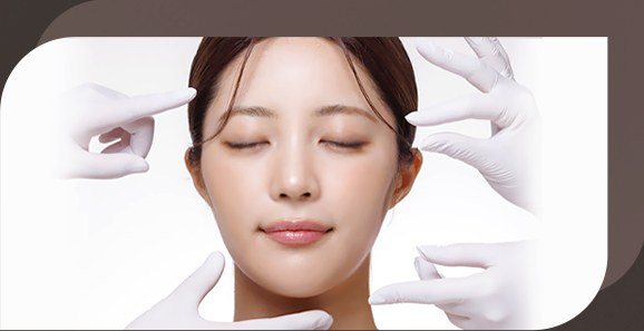 얼굴 라인을 진단받고 있는 여성