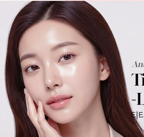 매끄럽고 광채 나는 피부의 여성 얼굴 클로즈업 사진