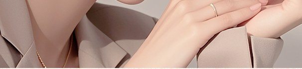 턱을 괴고 있는 여성의 상반신 일부