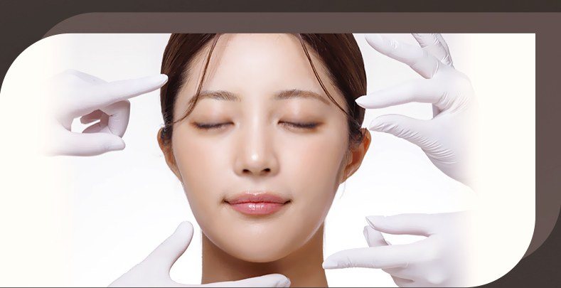 얼굴 라인을 디자인하고 진찰받는 여성