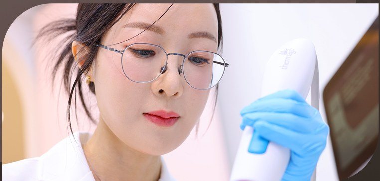 시술 장비를 들고 집중하는 의료진