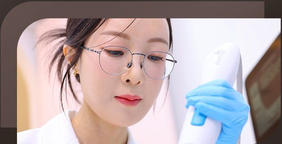 안경을 쓰고 써마지 장비 핸드피스를 들고 있는 의료진