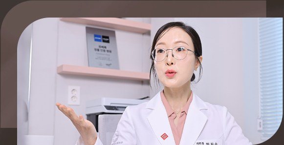 상담 중인 여성 의사